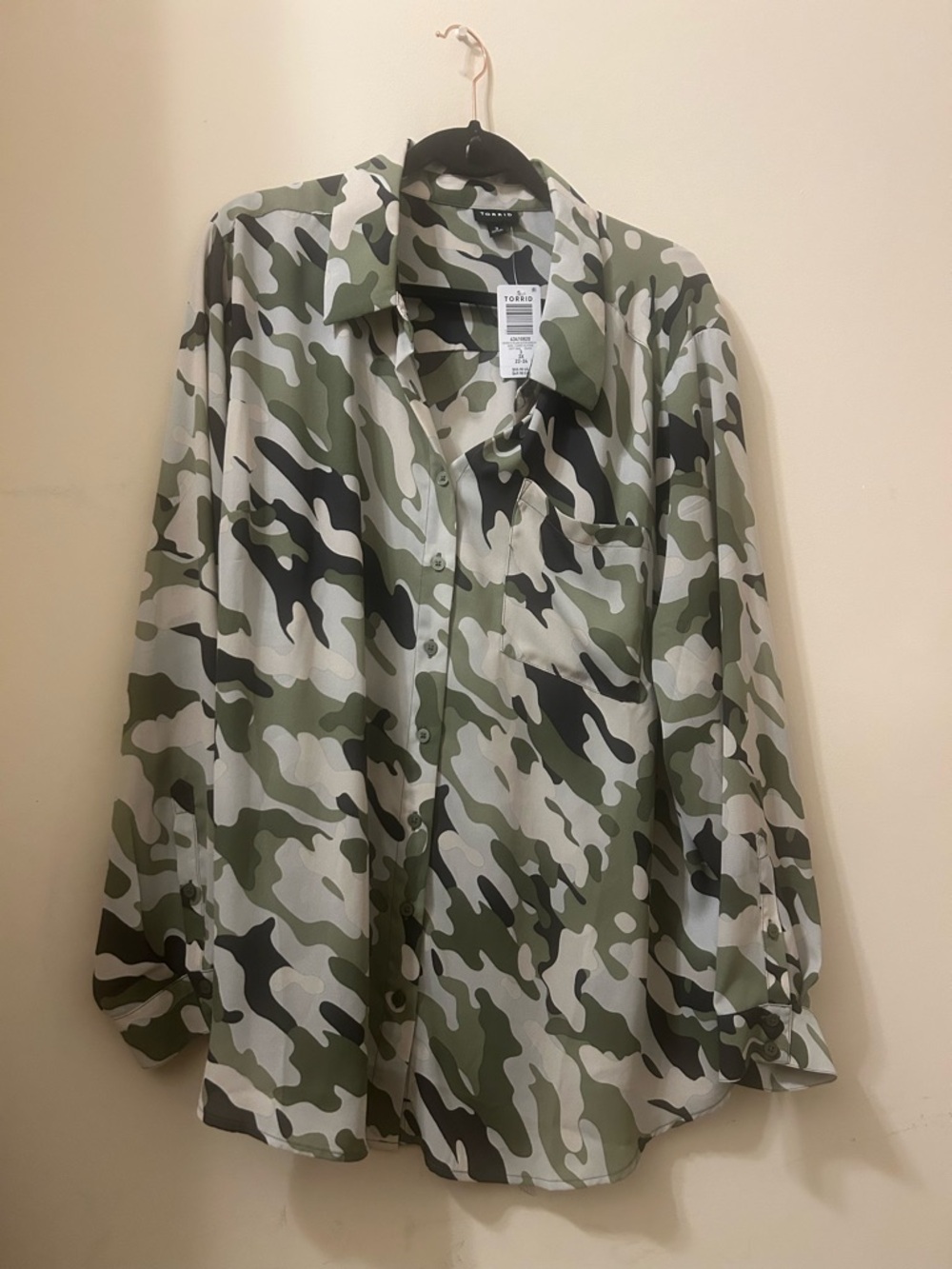 NWT- Torrid  Women’s Camouflage Button-Up Shirt - Green Camo. Size 3 (22/24)